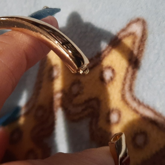 NEW SASSY MULTI GEM CRYSTAL GOLD TONE BANGLE - Picture 3 of 6